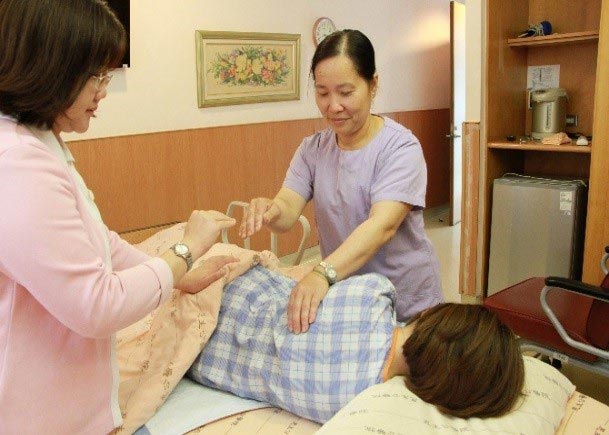 護理輔助人力協助臨床病人照護：完善照顧服務員制度